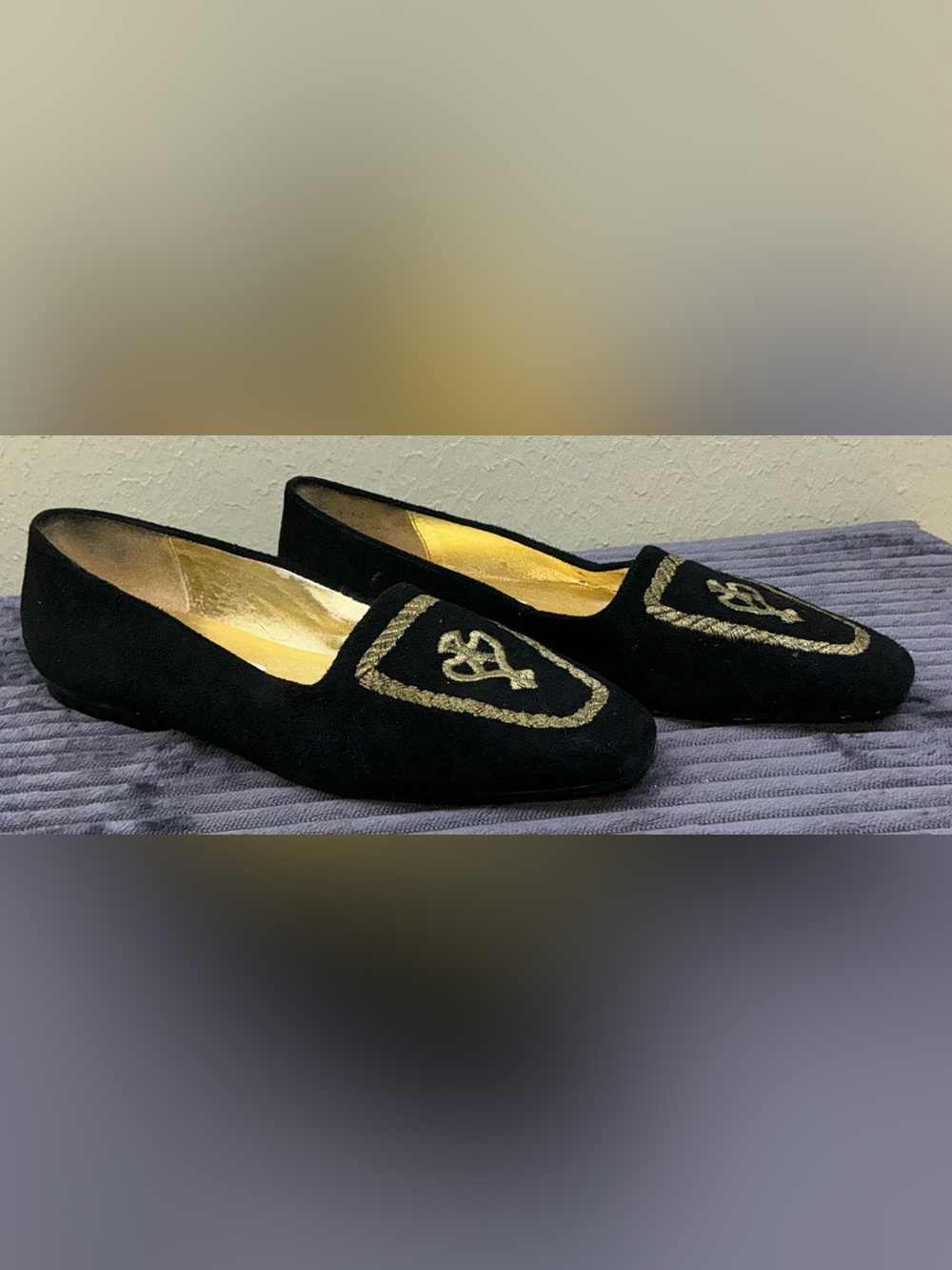 Vintage Nine West Black Suede Loafers Gold Embroidered Crest Shield Flats 7N - Picture 2 of 7